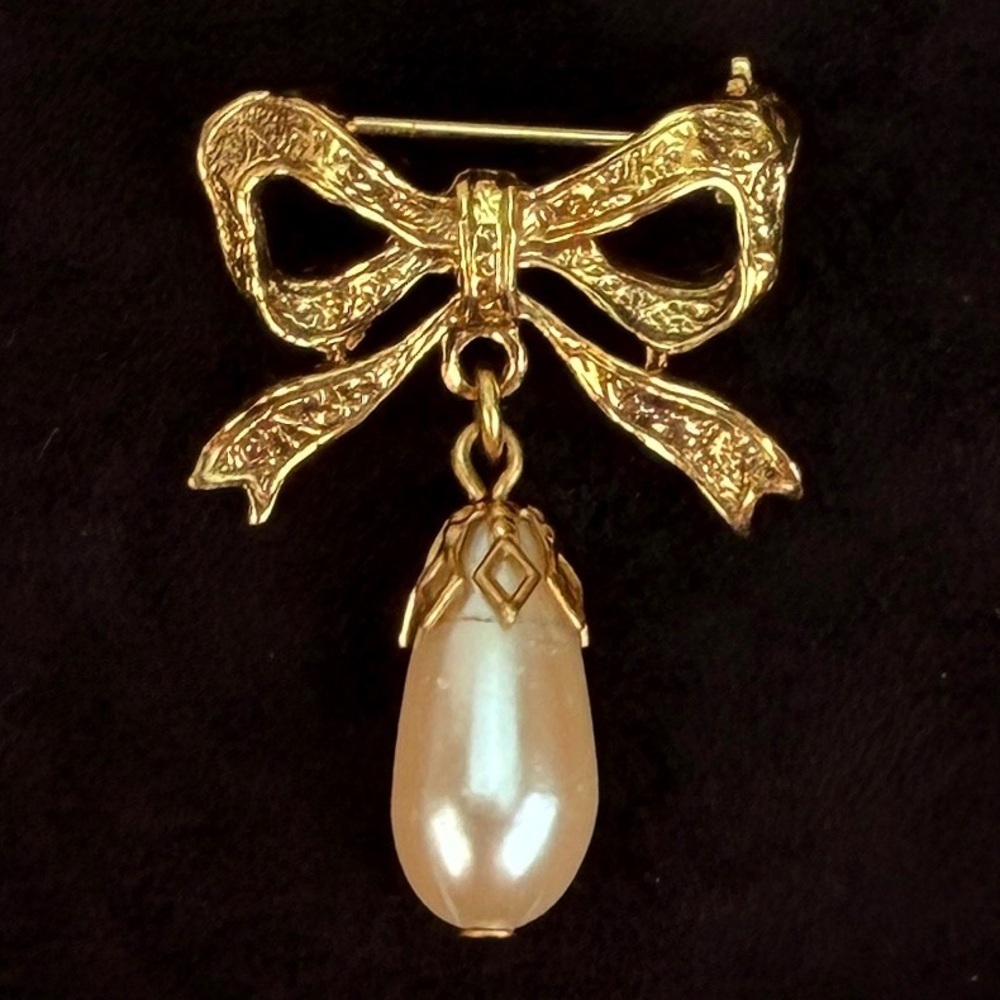 Vintage goldtone with faux pearl, drop brooch pin